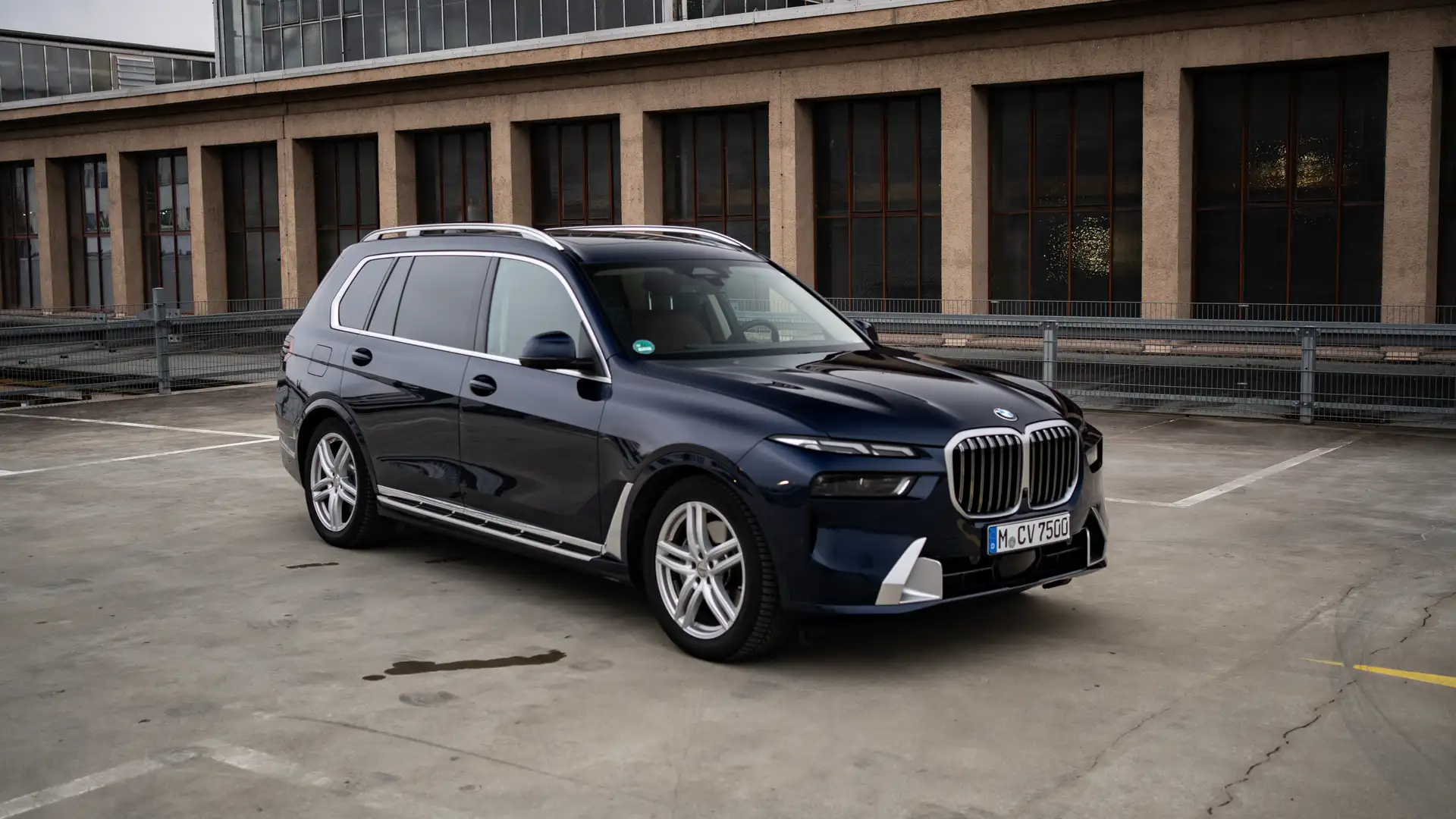 Front view of our BMW X7 in Dark Blue.